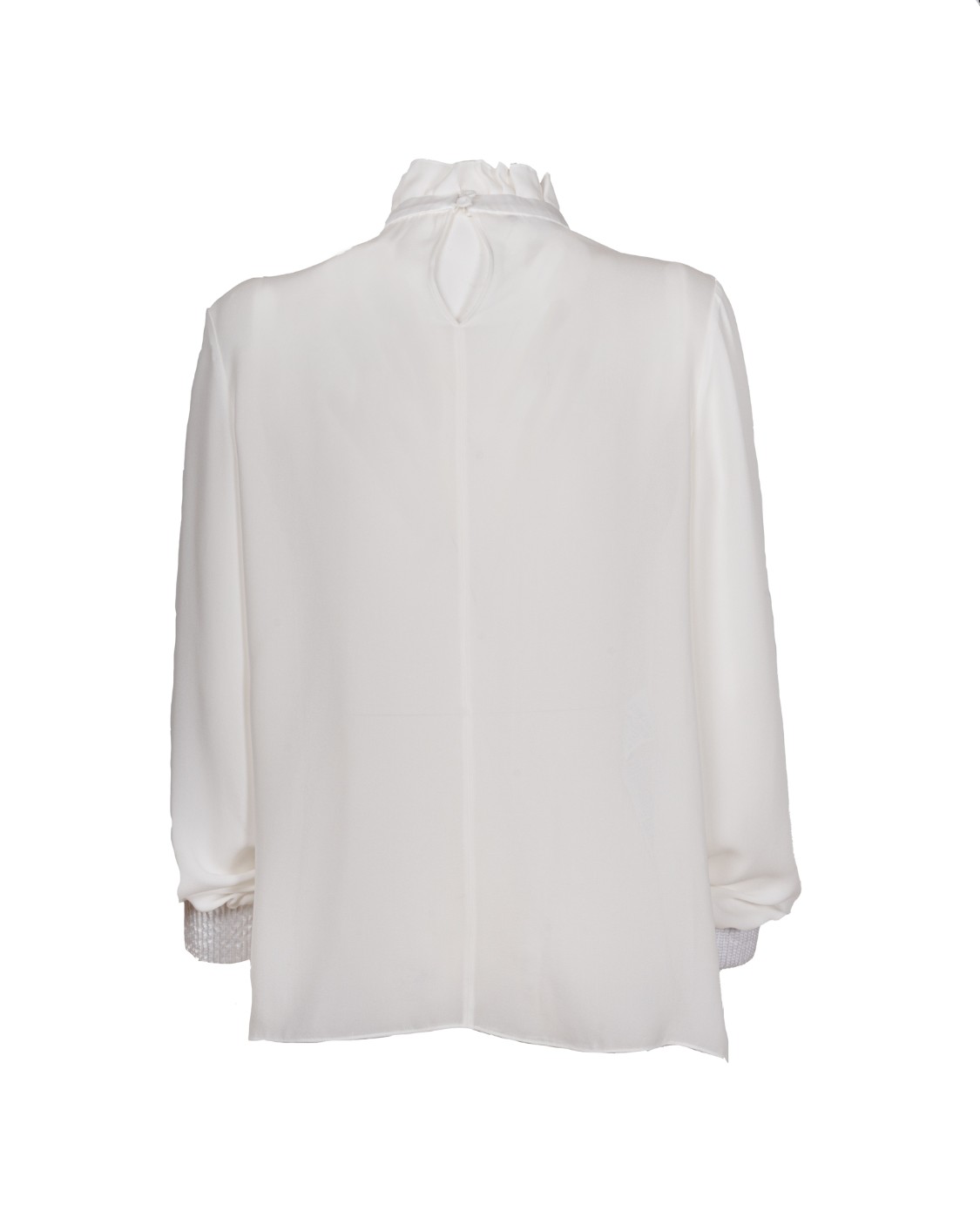 shop EMPORIO ARMANI  Camicia: Emporio Armani blusa collo corolla in doppia georgette di seta.
Collo a corolla con rouches.
Maniche lunghe.
Chiusura ad ogiva sul retro e polsini con cuciture ad effetto elastico e goffrato.
Vestibilità regolare.
Composizione: 100% Seta.
Fabbricato in Tunisia.. H3NK15 C2306-101 number 37689